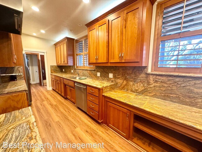 Foto del edificio - 3 br, 2 bath House - 220 Rolando Ave