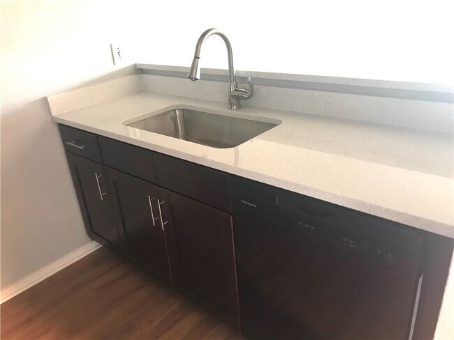 Foto del edificio - 10810 Newmont Rd