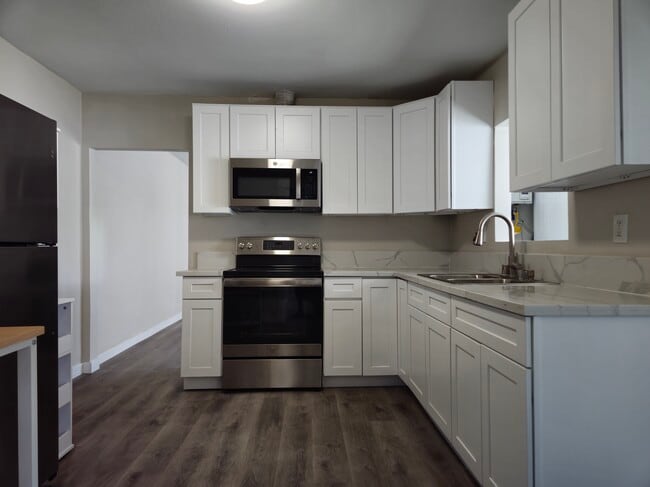 Building Photo - 211 W Ave 26