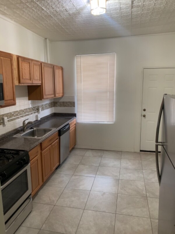 Foto del edificio - 2714 Edmondson Ave