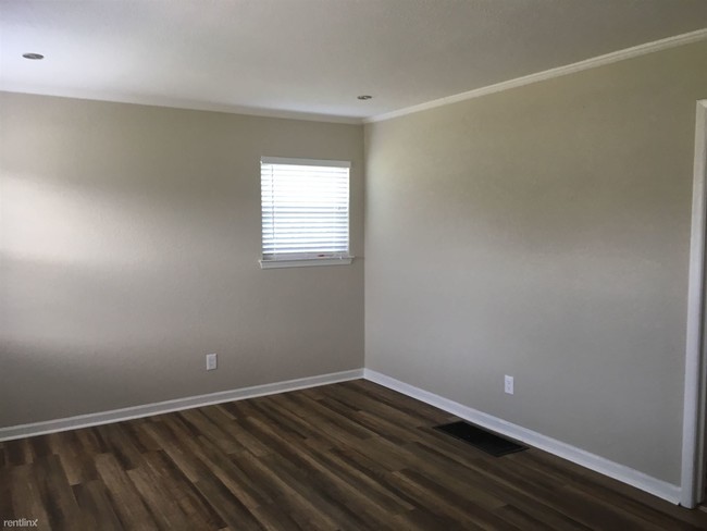 Building Photo - 3 br, 2.5 bath House - 908 Country View Dr