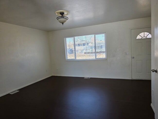 Foto del edificio - Large 4 Bed Home Available