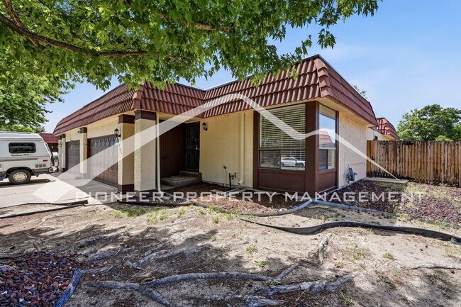 Building Photo - Charming Home with Central AC & Washer/Dryer