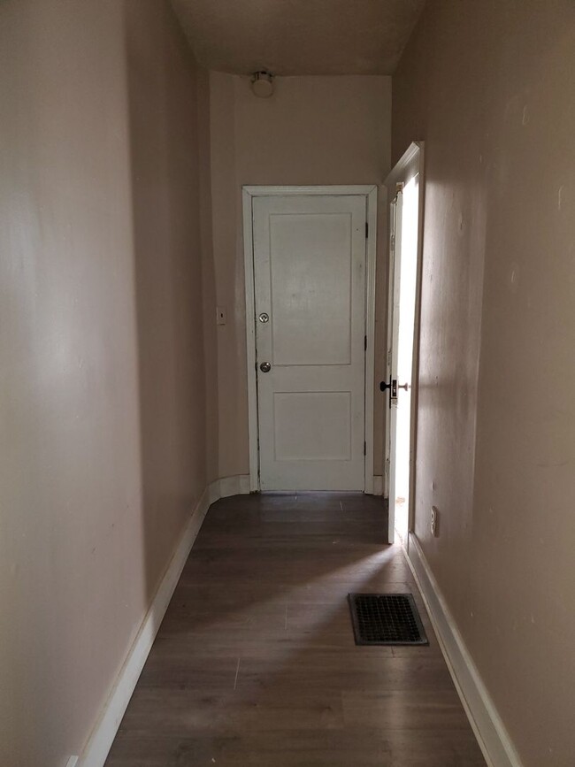 Foto del edificio - Charming 1-Bedroom Apartment in the Heart ...
