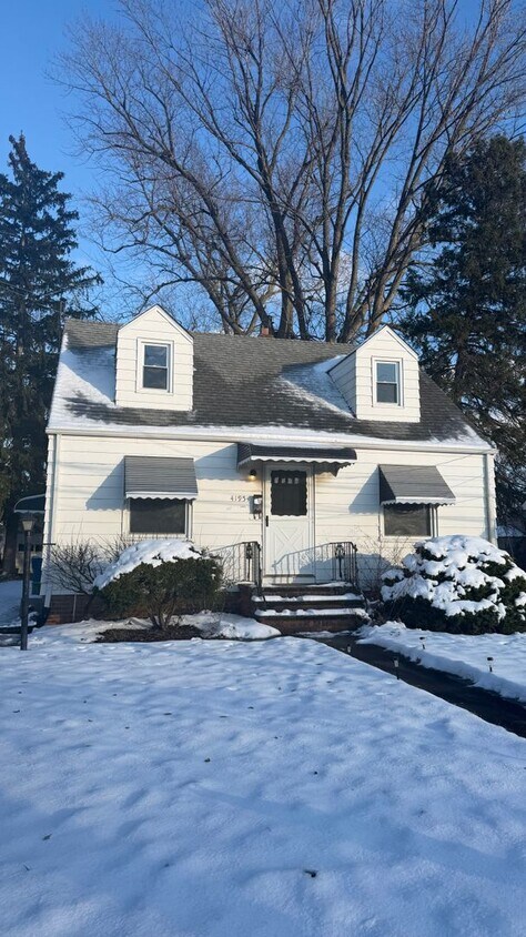 Foto principal - 3 bd 1.5 bath downtown Willoughby