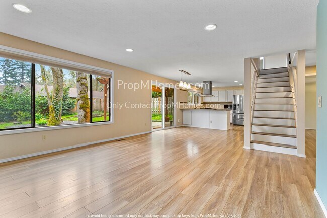 Foto del edificio - Open and Inviting 3 Bedroom Home in West Linn w/ Modern Amenities!