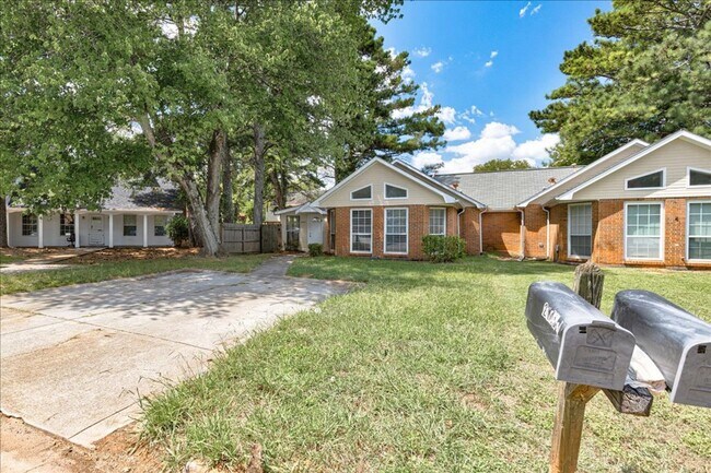 Building Photo - Welcome to this charming 2-bedroom, 2-bath...
