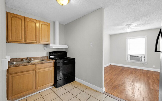 Building Photo - Updated Condo Near UT!