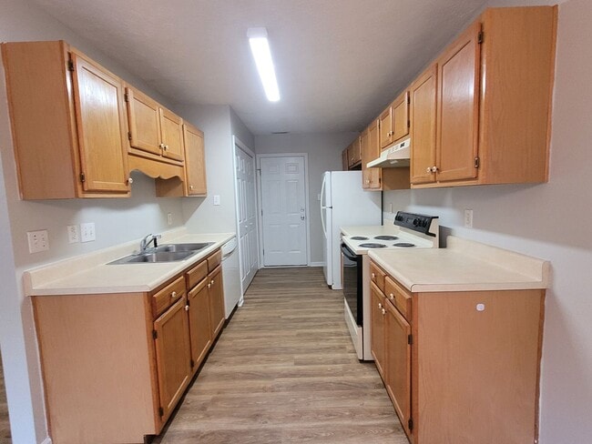 Building Photo - LVP floors, Large Yard!  3 BRM, 2 BHs, Double Garage!