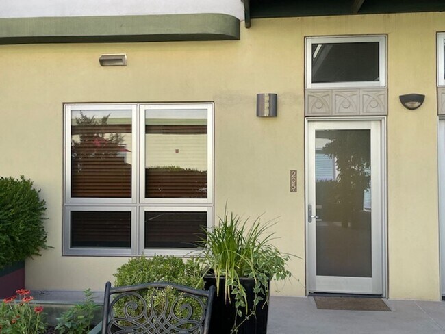 Building Photo - 2 Bedroom 2 Bath