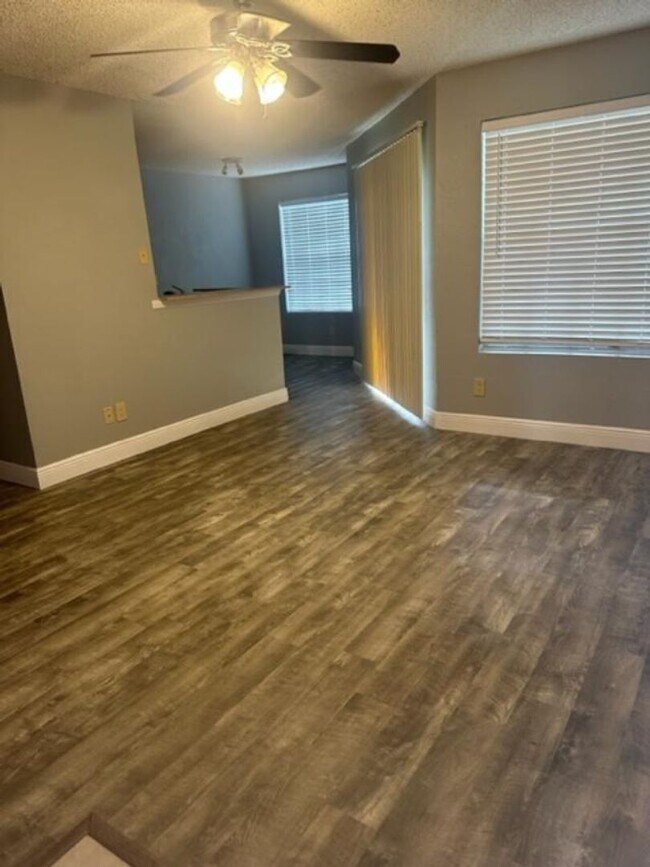 Building Photo - Great Location Close to I4 and 417 Seaworld