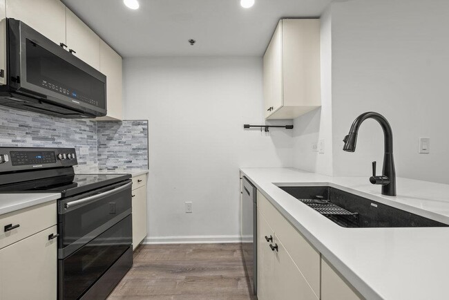 Foto del edificio - 102 Christopher Columbus Dr