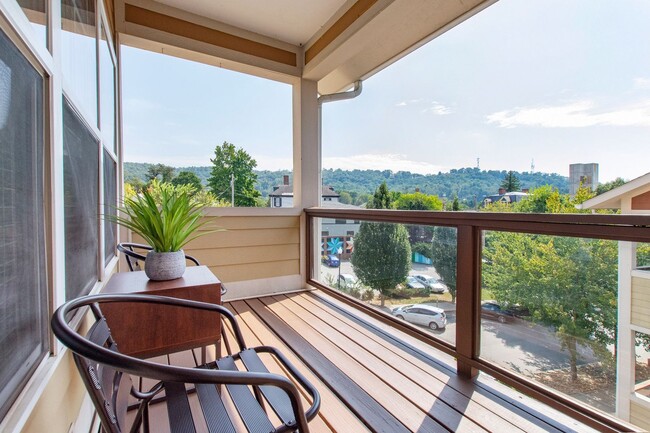 Foto del edificio - Luxurious Furnished Downtown Condo - 6-18 ...