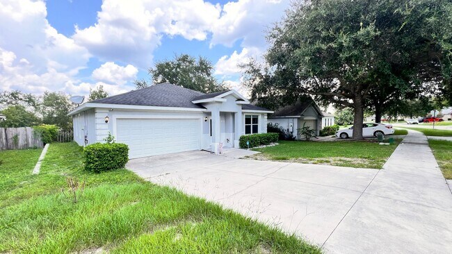 Foto del edificio - Stunning 4 Bedroom, 2 Bathroom Home with W...