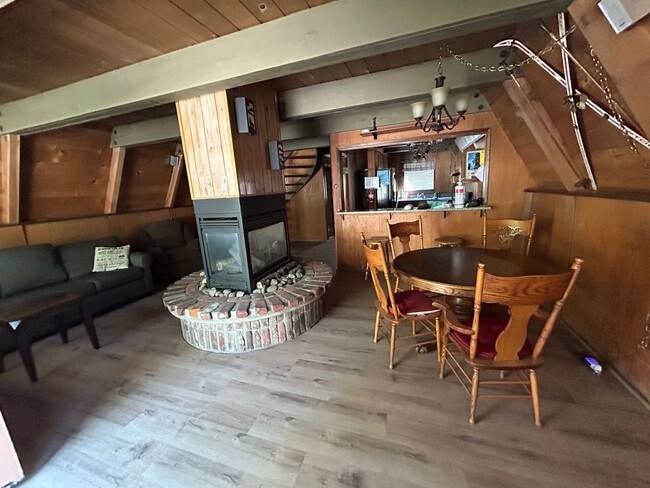 Foto del edificio - Christmas Valley Chalet with Garage - acro...