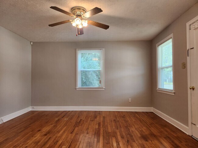 Foto del edificio - Charming 2 Bedroom 1 Bathroom home near Th...