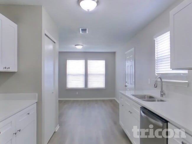 Foto del edificio - 2301 Harvest Moon Dr