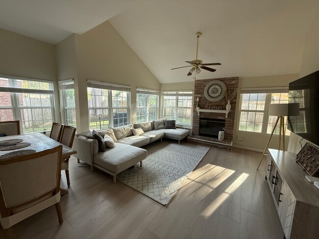 Building Photo - 4823 Sunshine Dr