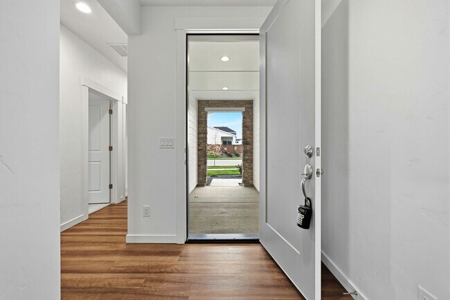 Building Photo - Immaculate Single-Level Home