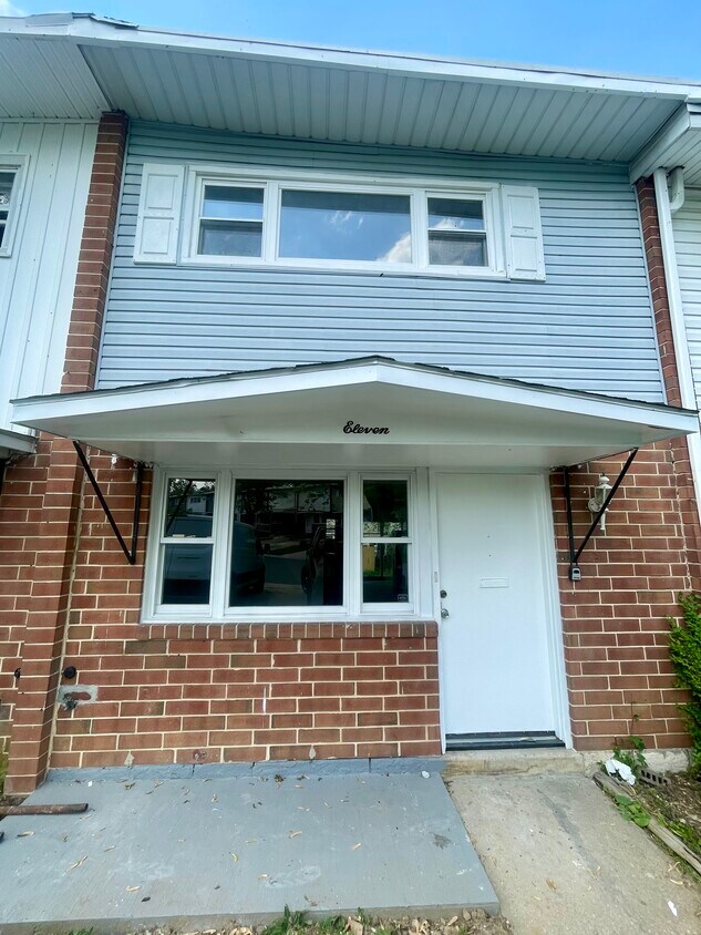 Primary Photo - 11 Thorn Ln