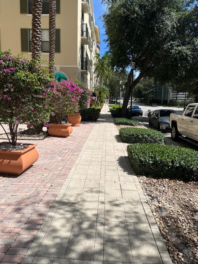 Building Photo - 630 S Sapodilla Ave