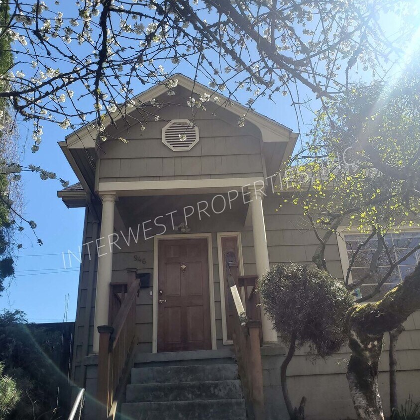 Foto principal - SPACIOUS & CHARMING 3BED+BONUS W/ HARDWOOD...