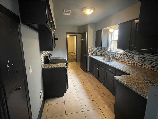 Building Photo - 1947 Yale Ave