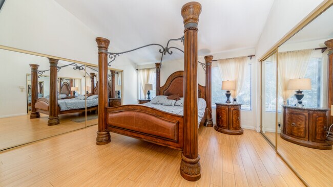 Master bedroom - 18150 Oxnard St