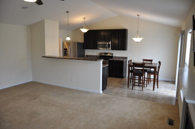 Foto del edificio - 2 bedroom 2 bath home for rent with 2 car garage, very nice