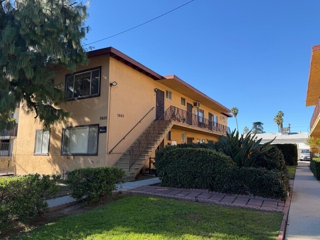 Building Photo - 7603 N Hollywood Way