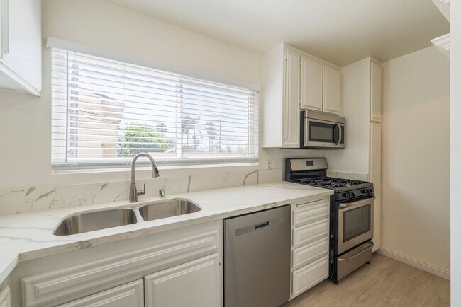 Foto del edificio - Beautiful remodeled 2 bed 2 bath townhome ...