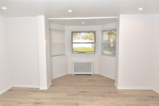 Foto del edificio - 241 Roslyn Rd