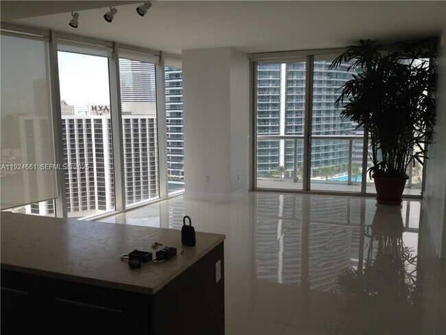 Foto del edificio - 475 Brickell Ave