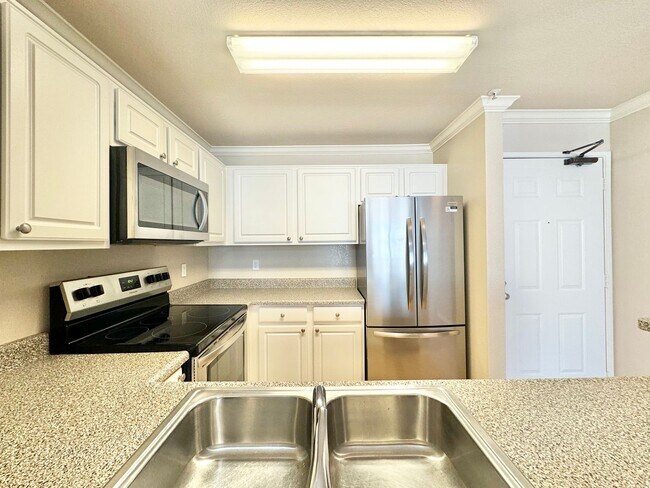 Building Photo - Beautiful 1BD/1BA condo available for leas...