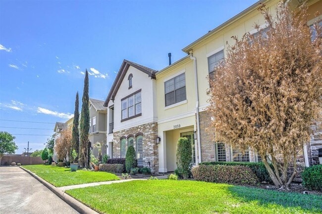 Foto del edificio - 2050 Palm Forest Ln