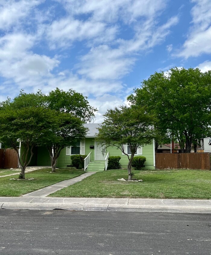 547 W Hermosa Dr, San Antonio, TX 78212 House for Rent in San Antonio