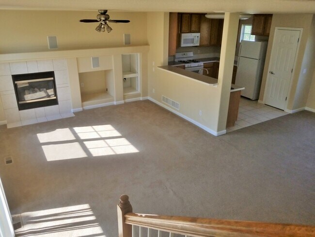 Foto del edificio - 3 Bedroom, 3.5 Bath End Unit Townhome, 2 C...