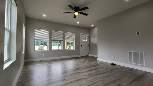 Building Photo - 2139 Linden Ave