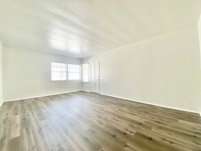 Foto del edificio - 2111 W Florence Ave