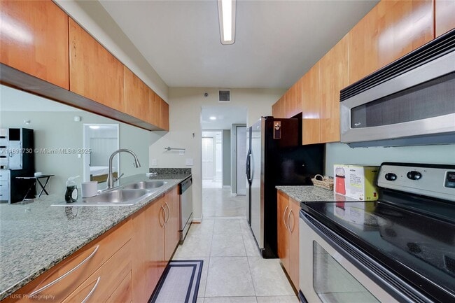 Building Photo - 1200 Brickell Bay Dr