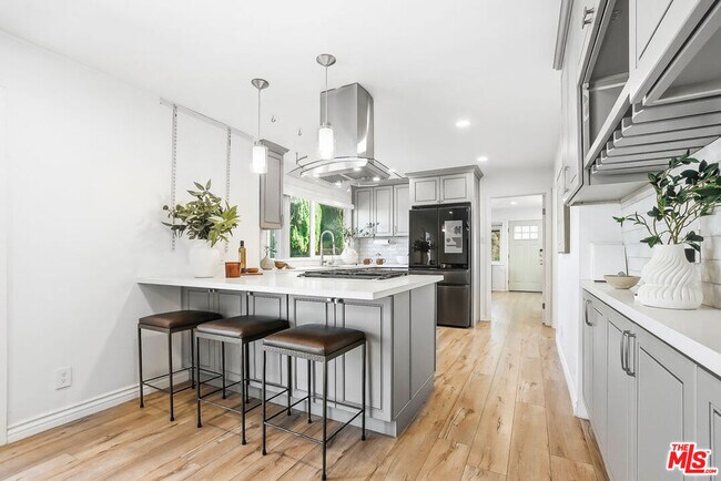 Foto del edificio - 16421 Halldale Ave