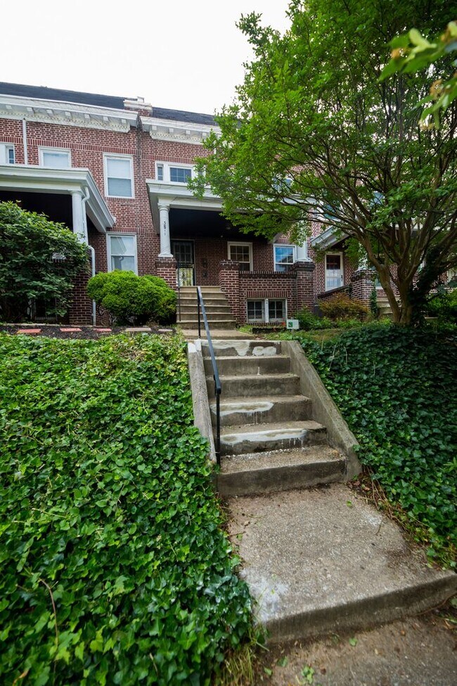 Foto del edificio - 2026/2027 JHU off-campus Renovated Charles Village 5bd/2ba w/ W/D & CAC Available 6/9/26