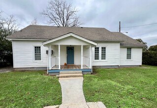 Building Photo - 204 4th Ave