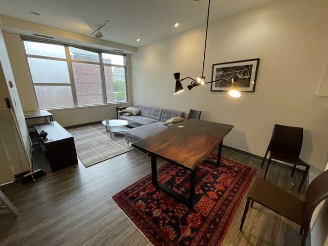 Foto del edificio - 211 E Berkeley St