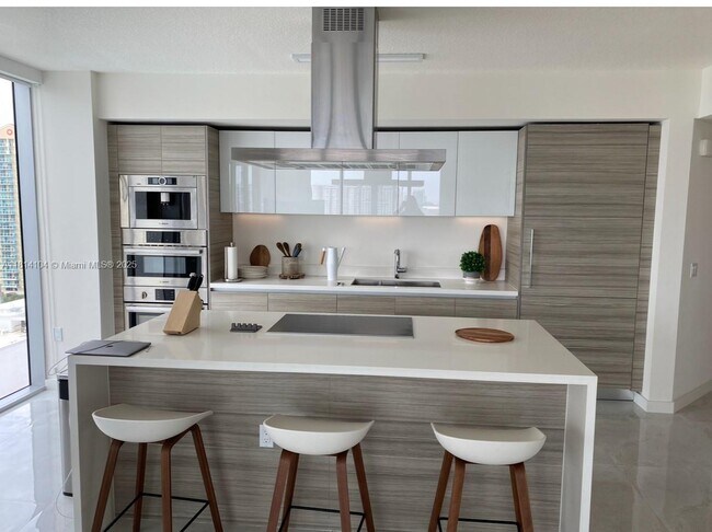 Foto del edificio - 330 Sunny Isles Blvd