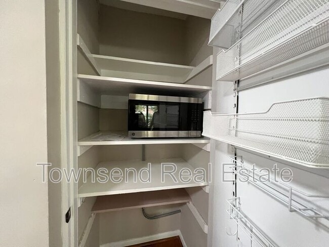 Building Photo - 1100 Clarendon St