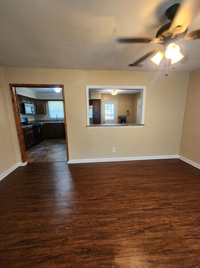 Foto del edificio - BEAUTIFUL 3 BEDROOM 2 BATHROOM HOUSE IN CO...