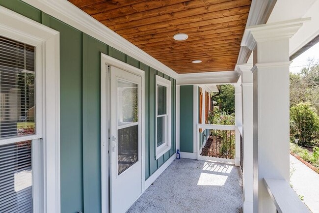 Building Photo - 330 Monty Dr