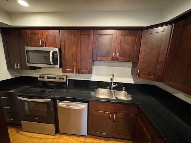 Foto principal - 11035 Kittridge St
