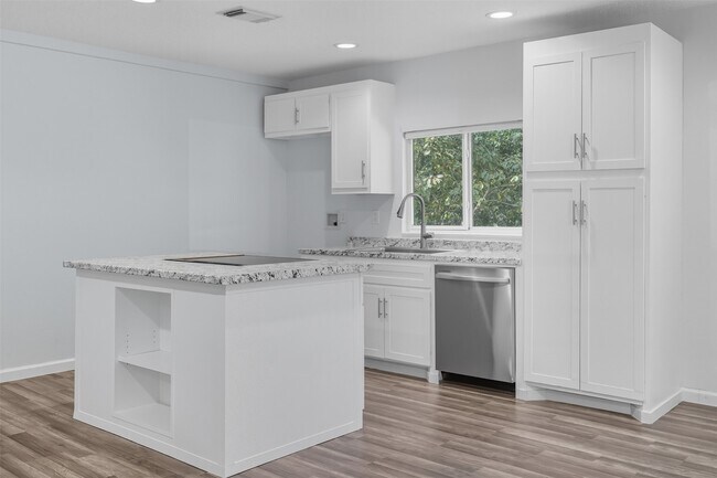 Foto del edificio - 30519 Lake Cir Ln